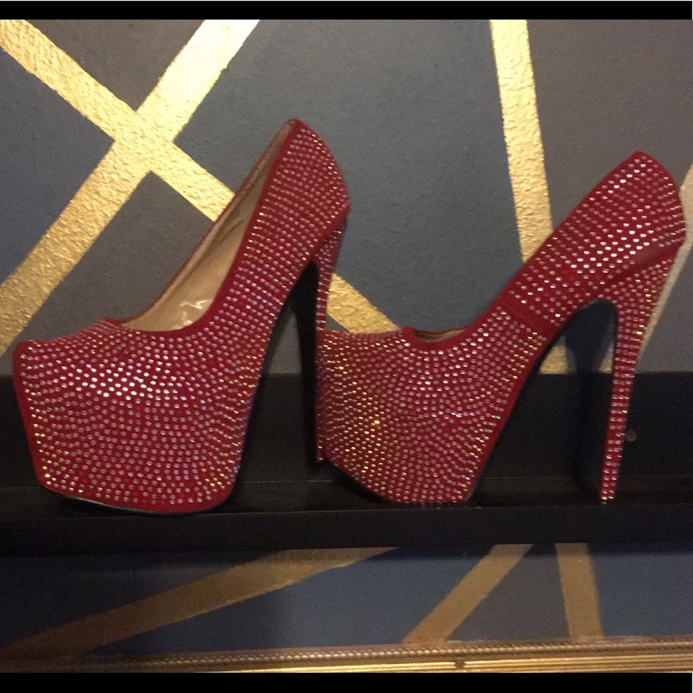 Size 10 women’s rhinestone high heel pumps